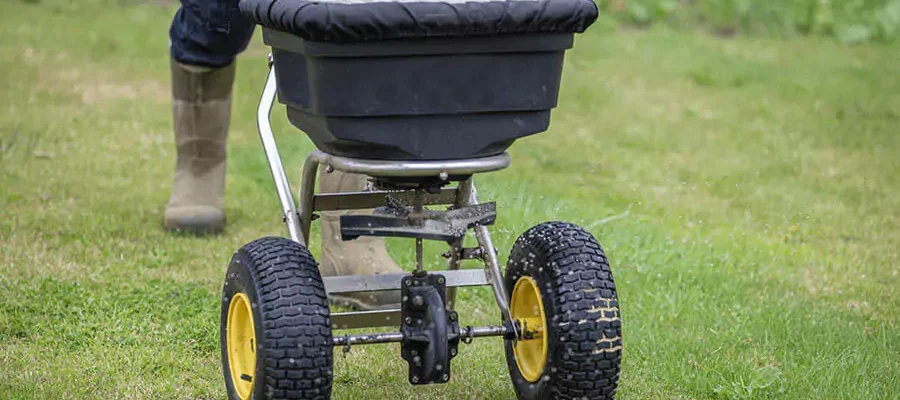 lawn fertilizing by fertilizer specialist